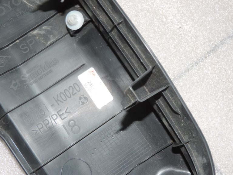 Oriģināls Toyota Yaris P21 aizmugurējo durvju apdares vāks 67761K0020C0