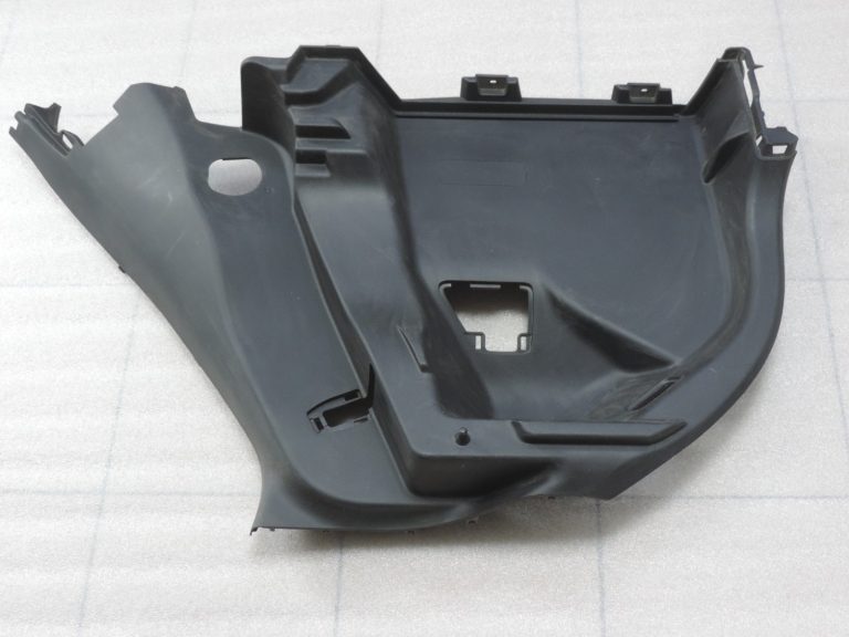 Oriģināls Toyota Yaris P21 bagāžas nodalījuma vāks kreisais 64740K0050C0