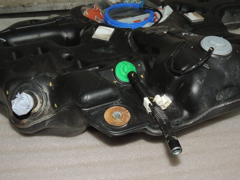 Toyota Avensis T27 2ZR-FAE 1.8VVTi degvielas tvertne 7700105050