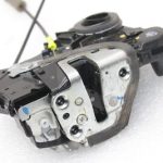 Toyota Avensis T27 Auris E18 Priekšējā labās puses durvju slēdzene 6903005131, 69030-05131
