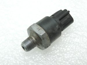Oriģināls Toyota Avensis T27 1.8 eļļas spiediena sensora spiediena slēdzis 8353012060