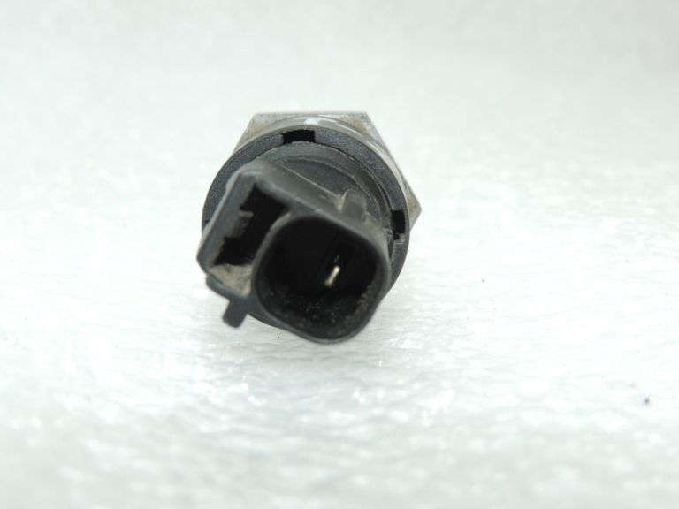 Oriģināls Toyota Avensis T27 1.8 eļļas spiediena sensora spiediena slēdzis 8353012060