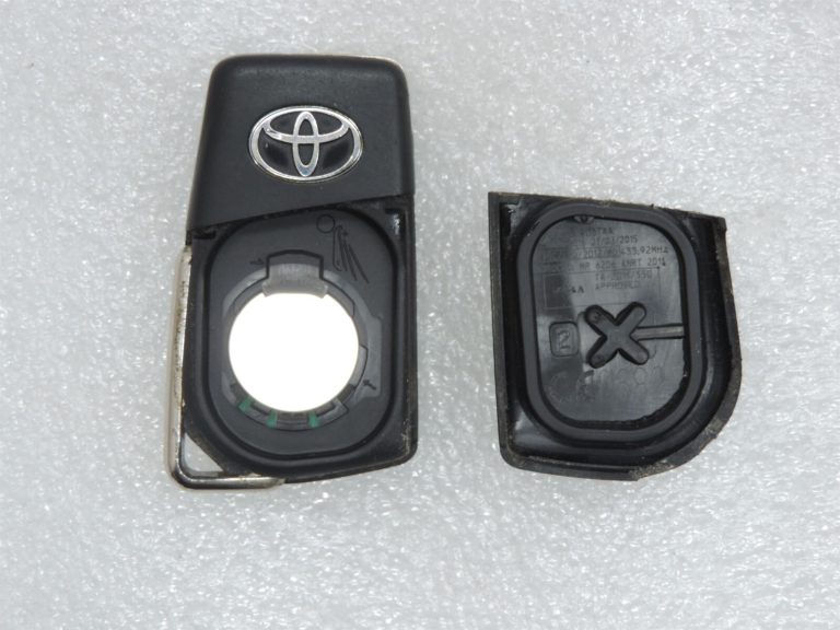 Toyota Avensis T27 Verso tālvadības pults atslēga 433.92MHz