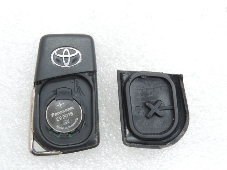 Toyota Avensis T27 Verso tālvadības pults atslēga 433.92MHz