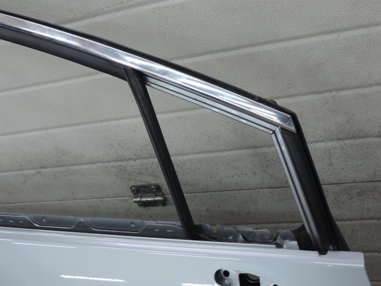 Toyota Avensis T27 Kombi priekšējo durvju labo durvju labo durvju krāsa – 1G6