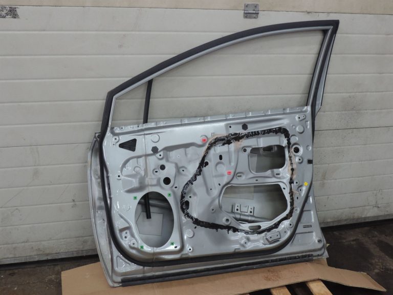 Toyota Avensis T27 Kombi priekšējo durvju labo durvju labo durvju krāsa – 1G6