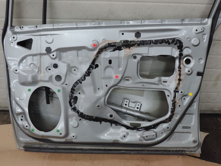 Toyota Avensis T27 Kombi priekšējo durvju labo durvju labo durvju krāsa – 1G6