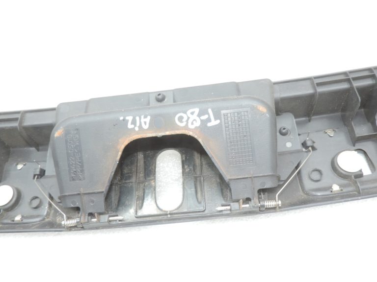 Toyota Avensis T27 bagāžnieka sliekšņa vāks 5838705110C0
