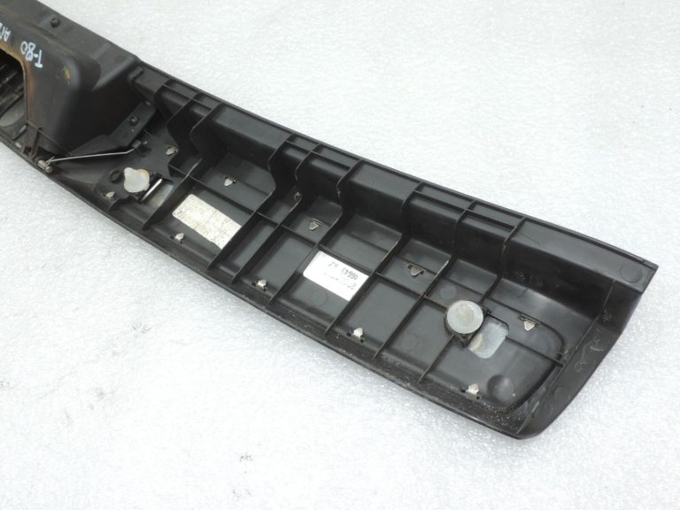 Toyota Avensis T27 bagāžnieka sliekšņa vāks 5838705110C0