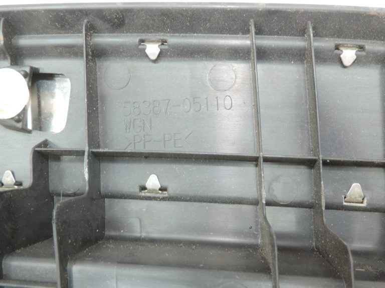 Toyota Avensis T27 bagāžnieka sliekšņa vāks 5838705110C0