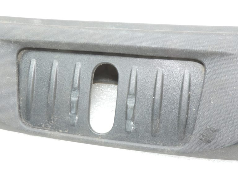 Toyota Avensis T27 bagāžnieka sliekšņa vāks 5838705110C0