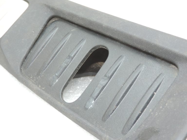 Toyota Avensis T27 bagāžnieka sliekšņa vāks 5838705110C0