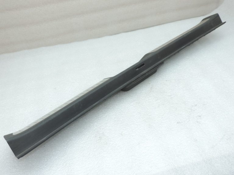 Toyota Avensis T27 bagāžnieka sliekšņa vāks 5838705110C0
