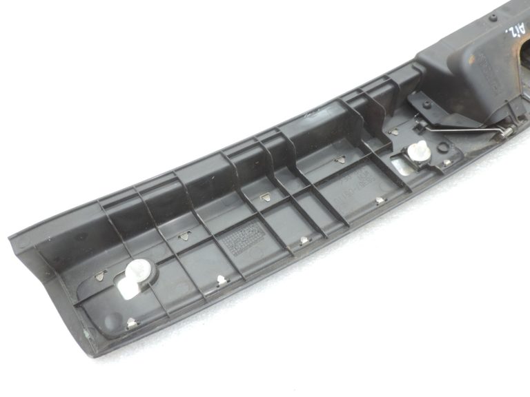 Toyota Avensis T27 bagāžnieka sliekšņa vāks 5838705110C0