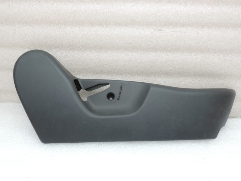 Toyota Avensis T27 Priekšējā labā sēdekļa paneļa ārējais apvalks 71811-05070-C0
