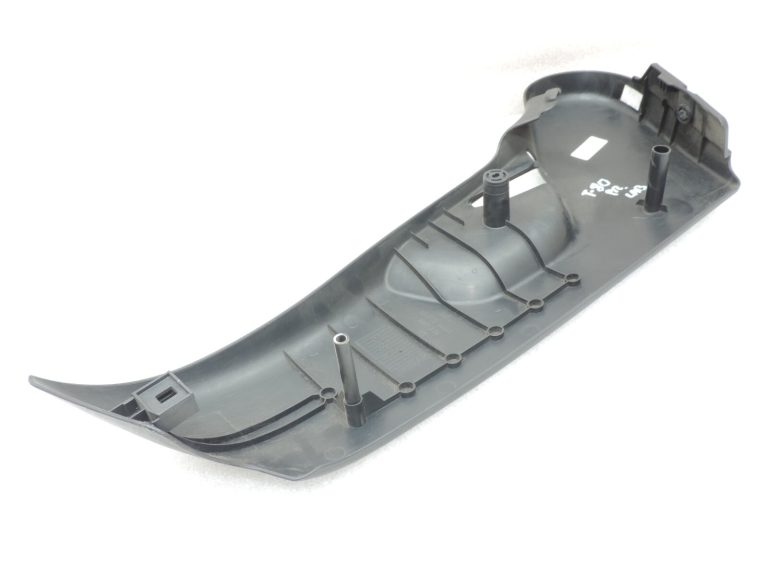 Toyota Avensis T27 Priekšējā labā sēdekļa paneļa ārējais apvalks 71811-05070-C0