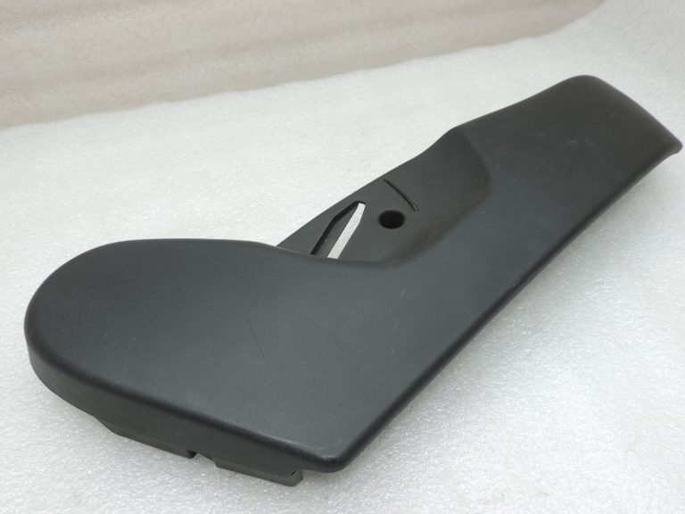 Toyota Avensis T27 Priekšējā labā sēdekļa paneļa ārējais apvalks 71811-05070-C0