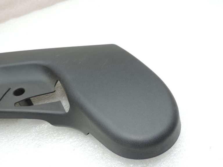 Toyota Avensis T27 Priekšējā labā sēdekļa paneļa ārējais apvalks 71811-05070-C0