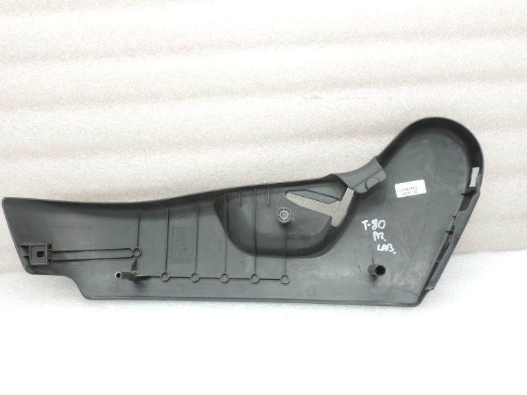 Toyota Avensis T27 Priekšējā labā sēdekļa paneļa ārējais apvalks 71811-05070-C0