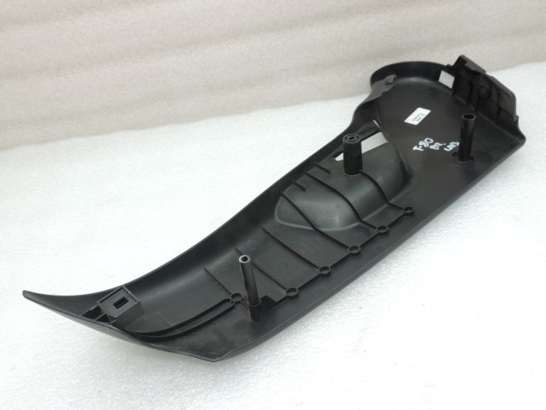 Toyota Avensis T27 Priekšējā labā sēdekļa paneļa ārējais apvalks 71811-05070-C0