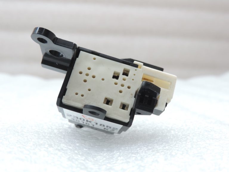 Oriģināls Toyota Avensis T27 stūres kolonnas slēdzis kruīza kontroles slēdzis 846320F010