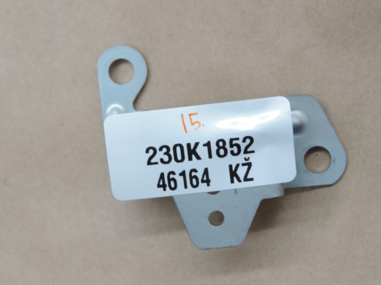 Toyota Avensis T27 Pārnesumu pārslēgšanas lāpstiņa downshift (-) Kreisais kronšteins 8411305010