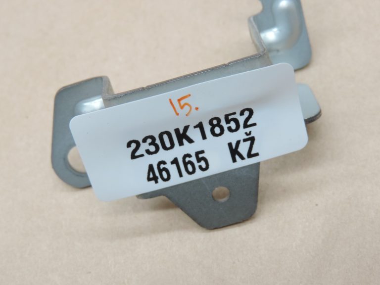 Toyota Avensis T27 Pārnesumu pārslēgšanas lāpstiņa (+) Labais kronšteins 8411305020