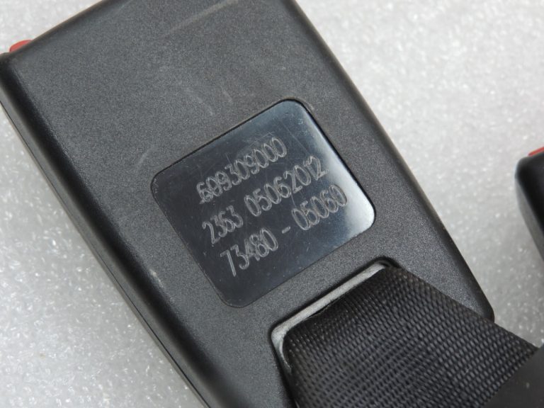 Oriģinālā Toyota Avensis T27 Aizmugurējās drošības jostas sprādzes centrālais dubultais 7348005060C1