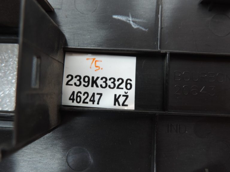 Toyota Avensis T27 Logu regulatora slēdža vāks priekšējais labais 7423105230