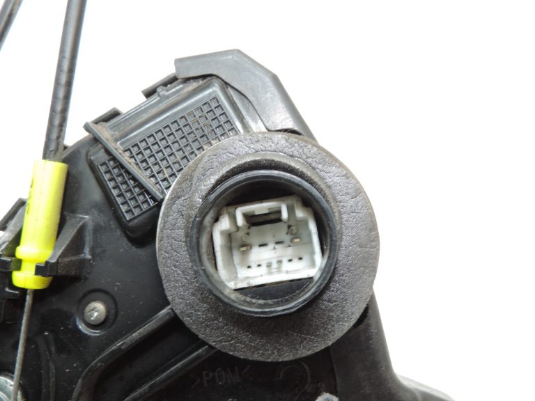 Oriģinālā Toyota Avensis T27 durvju slēdzene priekšējā labajā pusē 6903005130