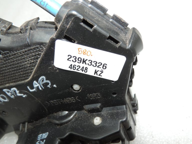 Oriģinālā Toyota Avensis T27 durvju slēdzene priekšējā labajā pusē 6903005130