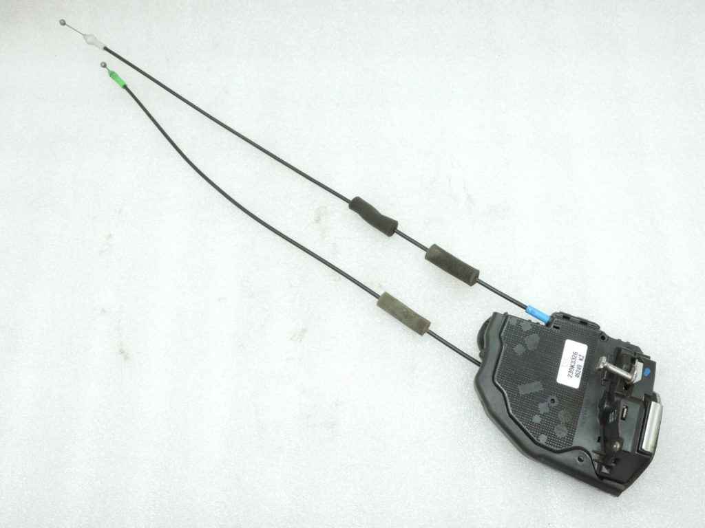 Oriģinālā Toyota Avensis T27 aizmugurējā labā durvju slēdzene 6905005050 69050-05050