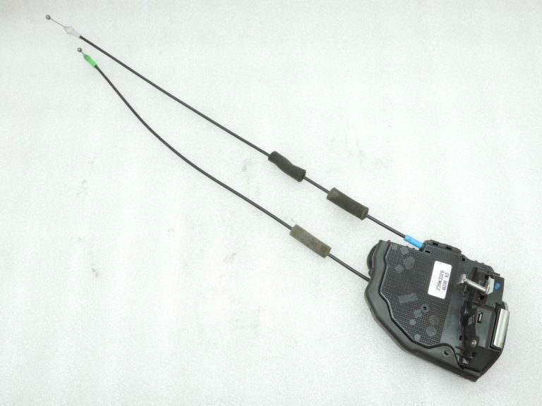 Oriģinālā Toyota Avensis T27 aizmugurējā labā durvju slēdzene 6905005050 69050-05050