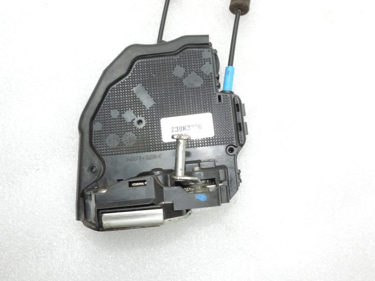 Oriģinālā Toyota Avensis T27 aizmugurējā labā durvju slēdzene 6905005050 69050-05050