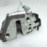 Oriģinālā Toyota Avensis T27 aizmugurējā labā durvju slēdzene 6905005050 69050-05050