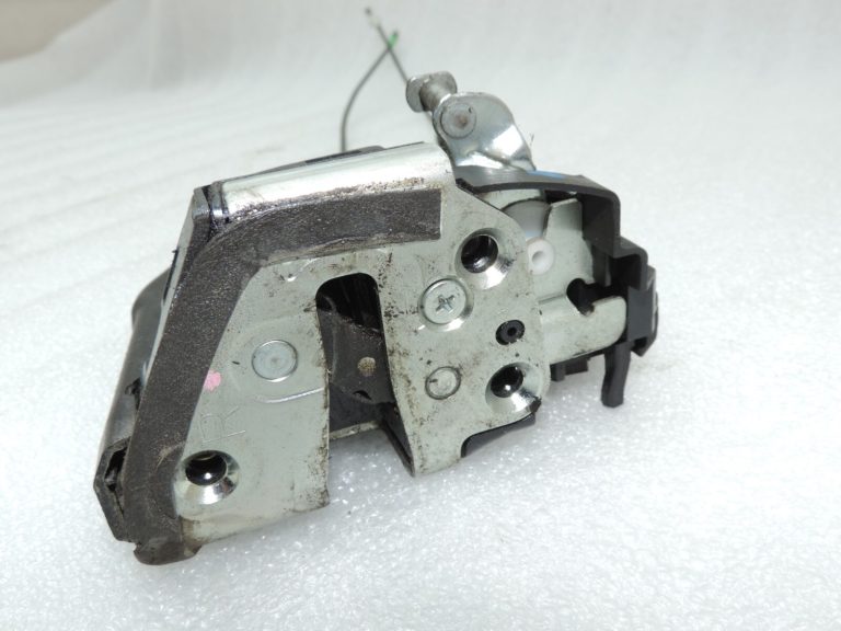 Oriģinālā Toyota Avensis T27 aizmugurējā labā durvju slēdzene 6905005050 69050-05050