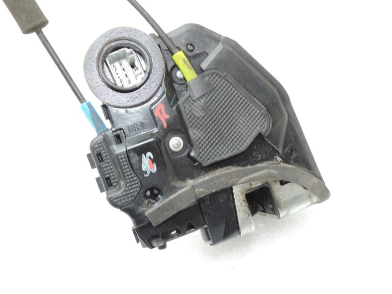 Oriģinālā Toyota Avensis T27 aizmugurējā labā durvju slēdzene 6905005050 69050-05050