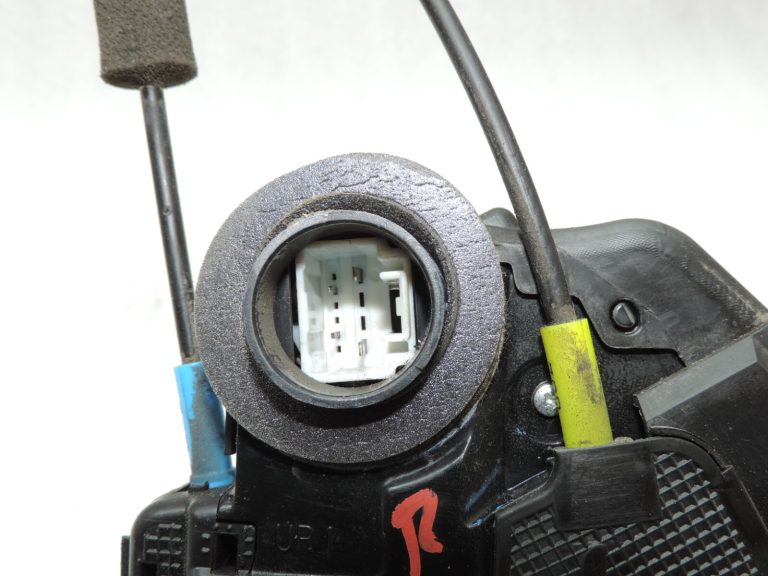 Oriģinālā Toyota Avensis T27 aizmugurējā labā durvju slēdzene 6905005050 69050-05050
