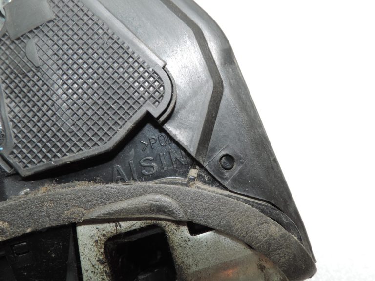Oriģinālā Toyota Avensis T27 aizmugurējā labā durvju slēdzene 6905005050 69050-05050