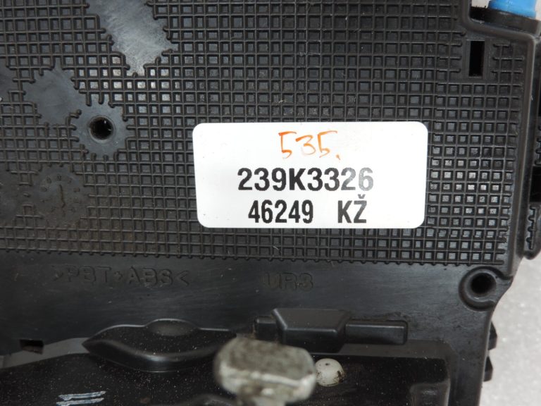 Oriģinālā Toyota Avensis T27 aizmugurējā labā durvju slēdzene 6905005050 69050-05050