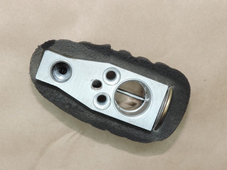 Oriģināls Toyota Avensis T27 gaisa kondicioniera izplešanās vārsts 8850102202 88501-02202