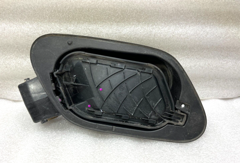 Volkswagen Golf VII degvielas uzpildes vāka korpuss 5G0809857