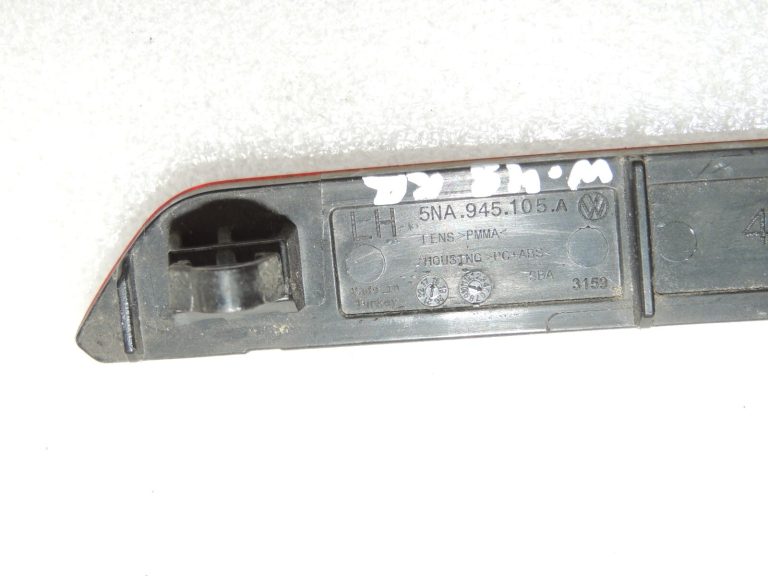 Volkswagen Tiguan II Aizmugurējā bampera kreisais atstarotājs 5NA945103 5NA945105A