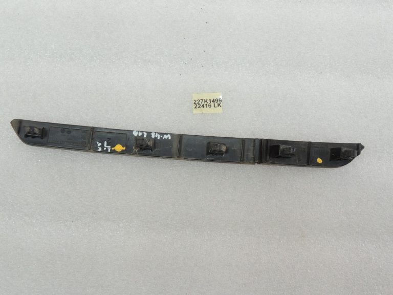 Volkswagen Tiguan II Aizmugurējā labā bampera atstarotājs 5NA945104 5NA945106A