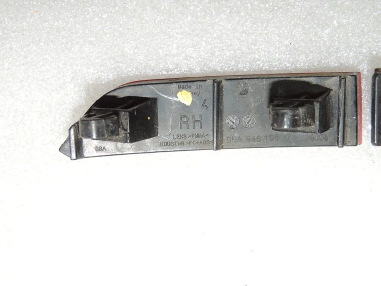Volkswagen Tiguan II Aizmugurējā labā bampera atstarotājs 5NA945104 5NA945106A