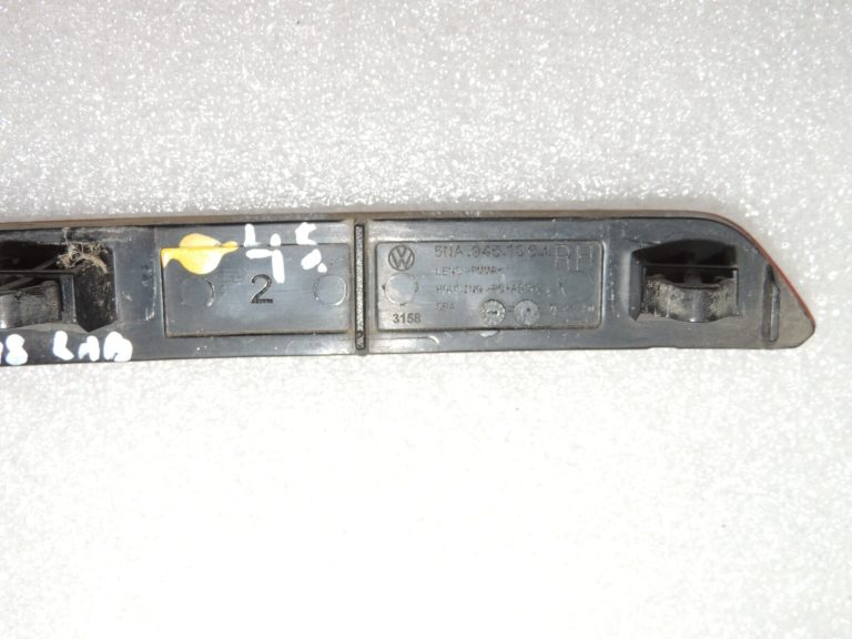 Volkswagen Tiguan II Aizmugurējā labā bampera atstarotājs 5NA945104 5NA945106A