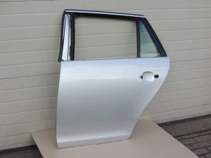 Volkswagen Golf VI Kombi aizmugurējās kreisās durvis kreisās - Krāsa - 8E / A7W