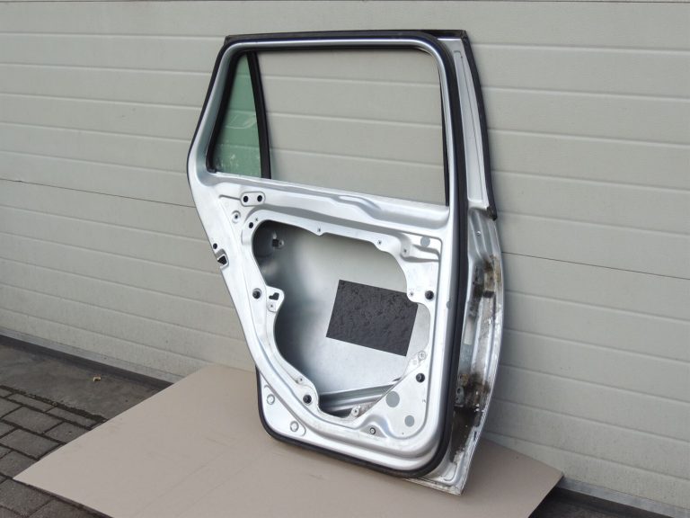 Volkswagen Golf VI Kombi aizmugurējās kreisās durvis kreisās – Krāsa – 8E / A7W