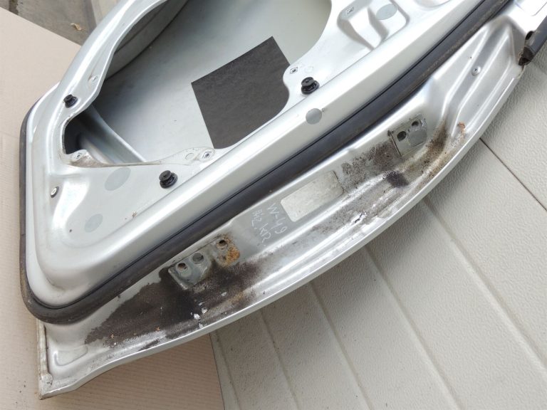 Volkswagen Golf VI Kombi aizmugurējās kreisās durvis kreisās – Krāsa – 8E / A7W