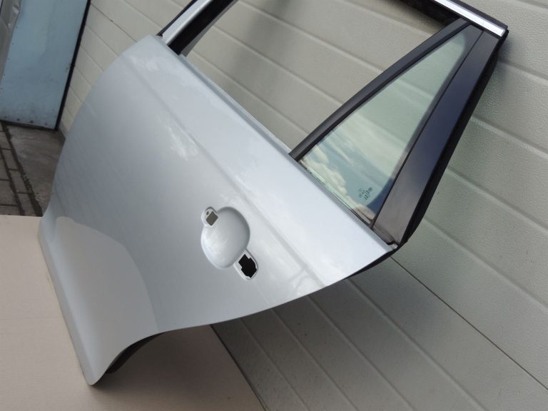 Volkswagen Golf VI Kombi aizmugurējās kreisās durvis kreisās – Krāsa – 8E / A7W